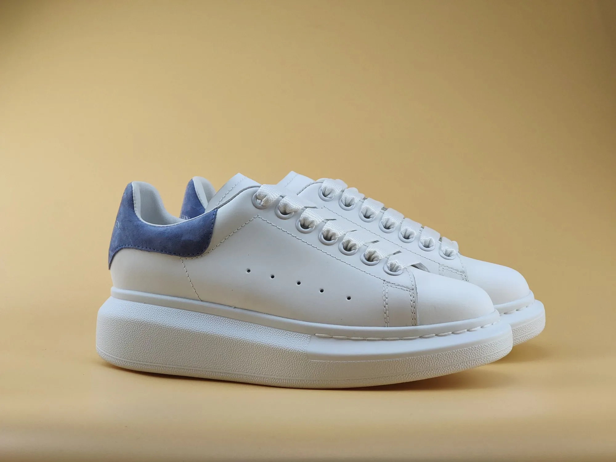👟👟Ex-factory price 480👟👟 Women's shoes, women's clothing ALEXANDER MQUEEN (McQueen) 🎉The highest quality silk cowhide version on the market🎊, imported water-dyed sheepskin lining, 1:1 replica at the counter, star style T stage catwalk, a must-have for fashionistas , the original high-temperature and ultra-clear air pressure logo on the foot, absolutely counter-matched version, the arc of the back bag is truly genuine 0⃣ difference, using an exclusive privately molded double-layer vacuum outsole, which is light on the foot and has excellent rebound! Running🏃✈The first choice item for outdoor sports💅💅Trend and fashion coexist📣Female style: 35-39, male style: 39-44 with original packaging